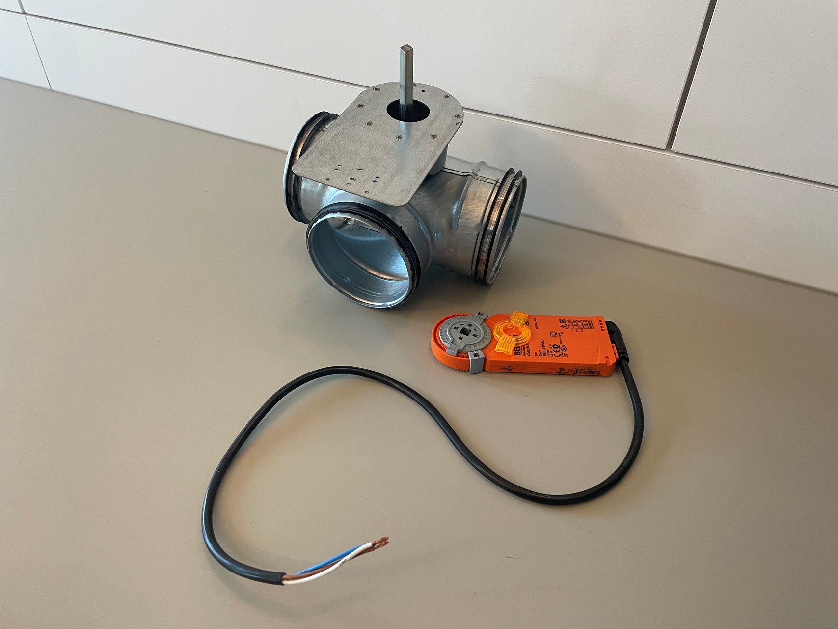 Metro Therm T-stuk met klep en motor 100mm