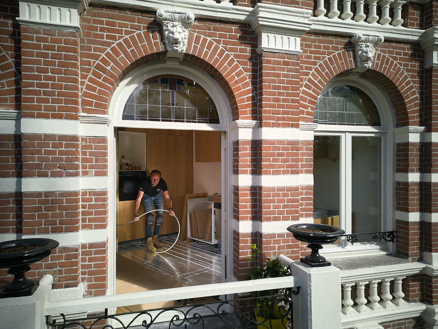 Installateur legt Uponor Siccus 16 vloerverwarming op houten verdiepingsvloer Amsterdam