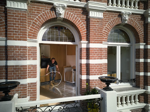 Installateur legt Uponor Siccus 16 vloerverwarming op houten verdiepingsvloer Amsterdam