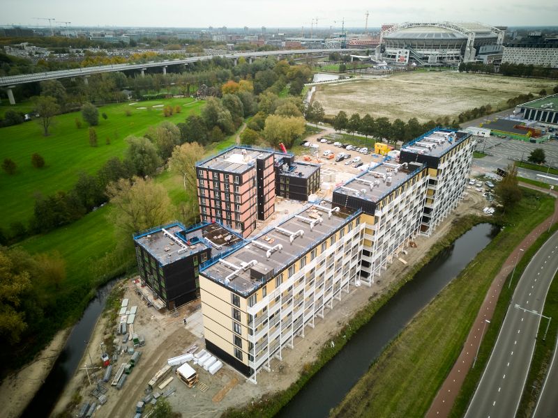 Modulaire woningen geplaatst bij project De Nieuwe Kern in Amsterdam