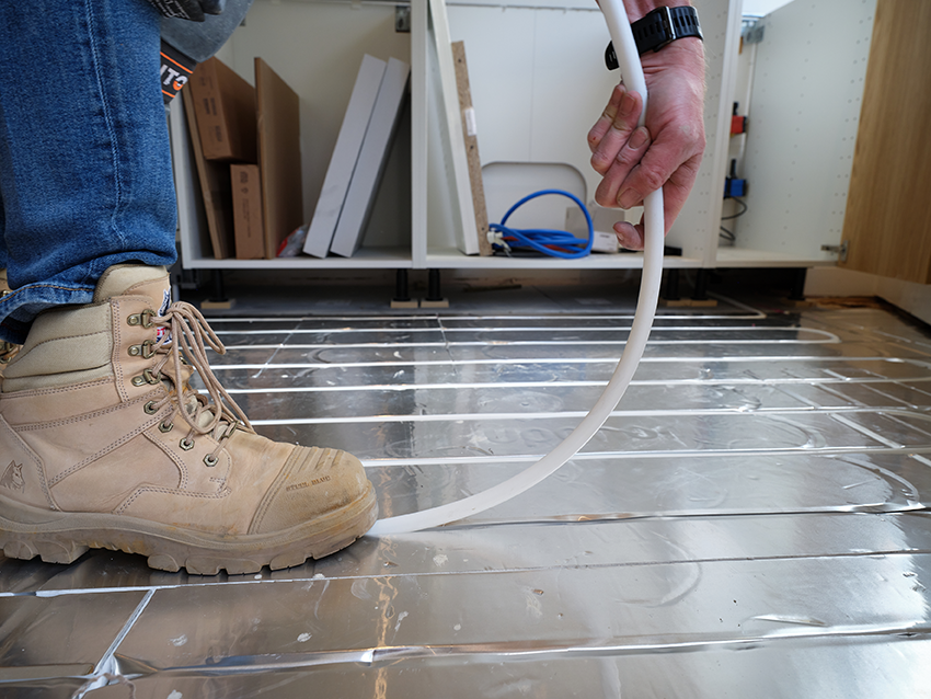 Detailfoto Uponor Siccus 16 met aluminium toplaag en leidingen