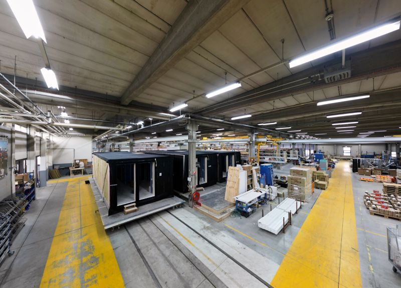 Productielijn UMBS waar modulaire woningen prefab worden gebouwd.
